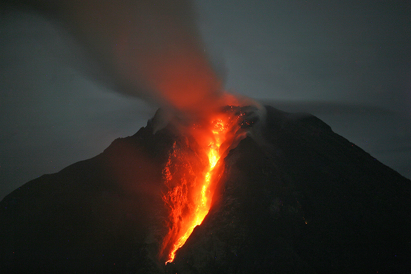 Illustration for article titled Las impresionantes imágenes del volcán Sinabung en Indonesia